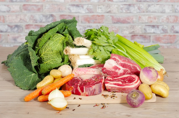 Carne de res y verduras para la preparación de pot-au-feu