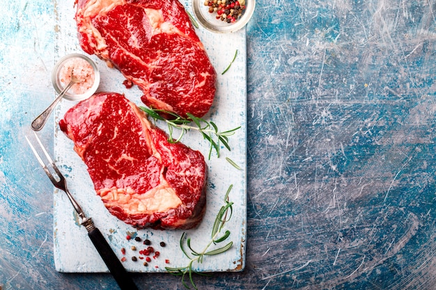 Carne de res veteada fresca cruda Ternera y carne Tenedor