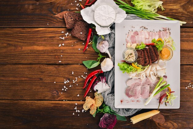 Carne en rodajas en un plato Mostaza rábano picante Vista superior Sobre un fondo de madera Espacio de copia