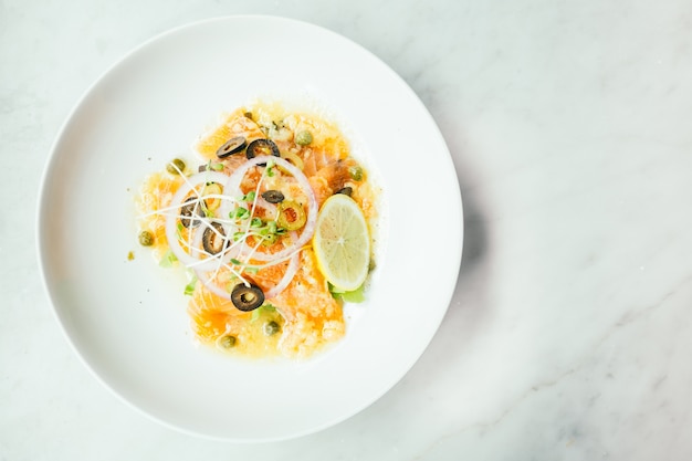 Carne de salmón crudo y fresco de carpaccio