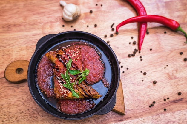 Carne con salsa en una sartén de hierro