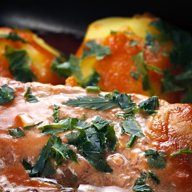 Carne con salsa de tomate al horno con patatas