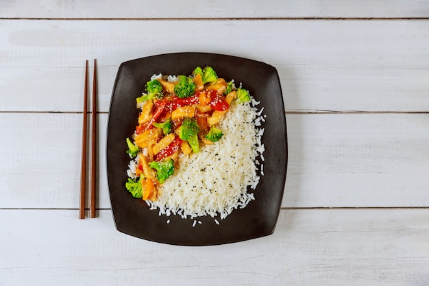 Foto carne salteada asiática, verduras con arroz blanco