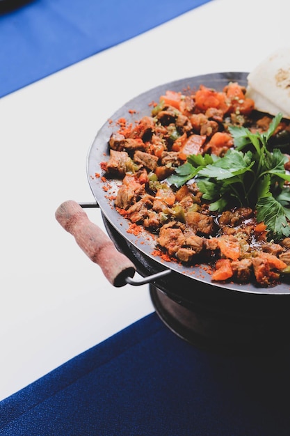 Carne salteada en pan tradicional Sac kavurma Comida turca