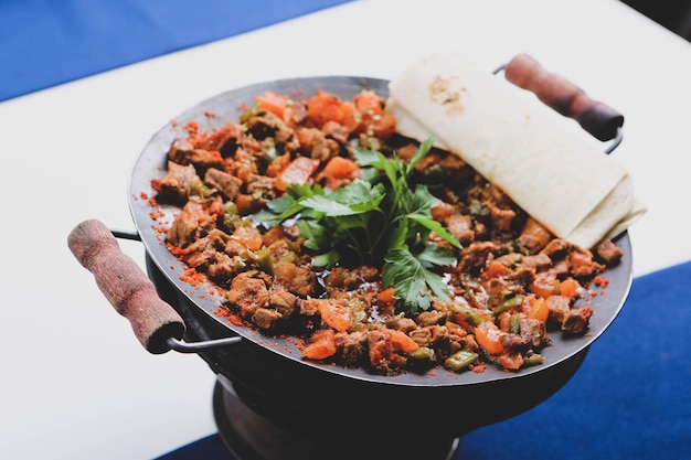 Foto carne salteada en pan tradicional sac kavurma comida turca