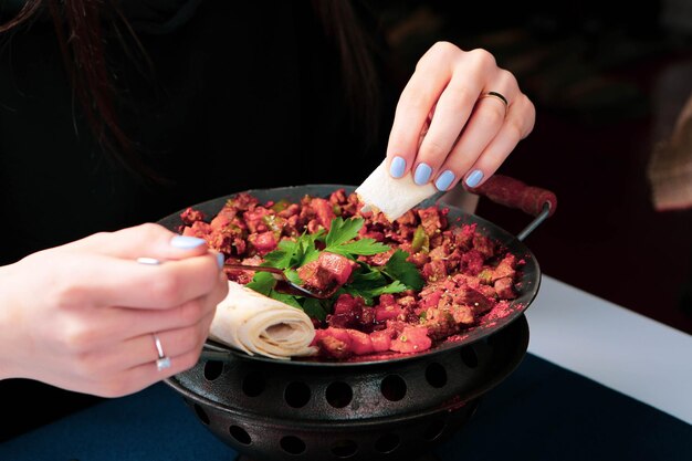 Carne salteada en pan tradicional Sac kavurma Comida turca