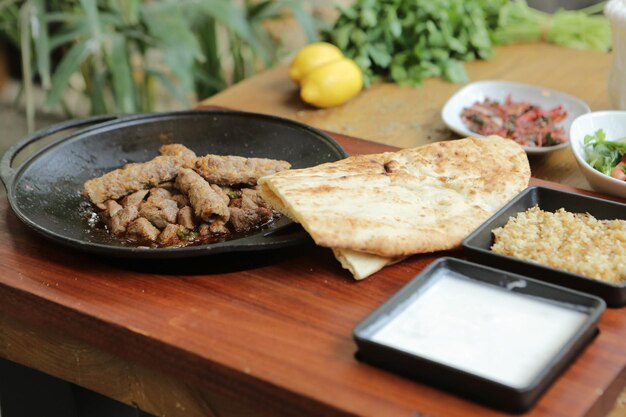 Carne salteada en pan tradicional Sac kavurma Comida turca