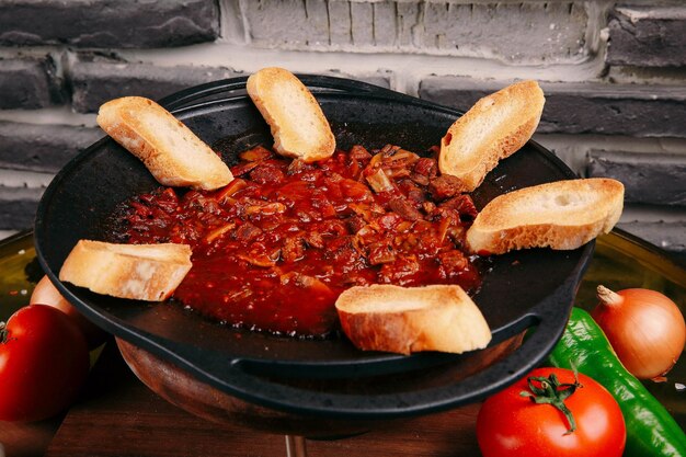 Carne salteada en pan tradicional Sac kavurma Comida turca