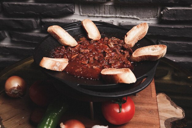 Carne salteada en pan tradicional Sac kavurma Comida turca