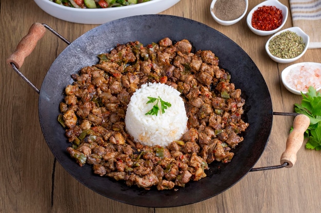 Foto carne salteada turca y salteada con carne de pastel - sac tava - sac kavurma