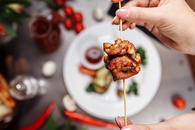 Carne satay o saciada, brocheta y a la parrilla, servida con salsa de maní, pepino y ketupat, comida de Malasia o Indonesia. Carne de pollo Plato malasio picante y caliente, cocina asiática