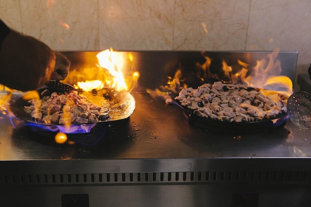 Carne Saute Turco Et sote com torta de cabelo Carne Sac Tava Sac Kavurma