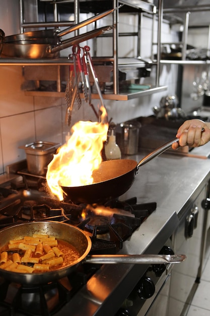 Carne Saute Turco Et sote com torta de cabelo Carne Sac Tava Sac Kavurma