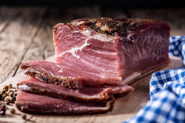 Carne seca y ahumada en mesa de madera