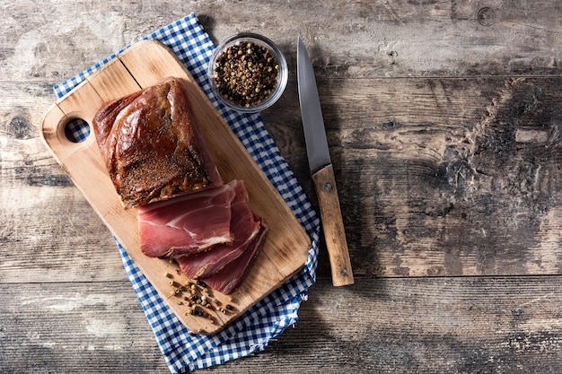 Carne seca y ahumada en mesa de madera