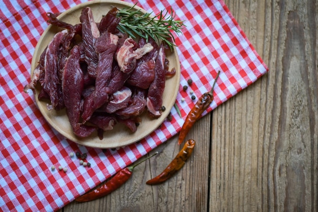 Carne seca com ervas e especiarias carne seca em placa de madeira carne seca crua para cozinhar carne seca na Tailândia comida