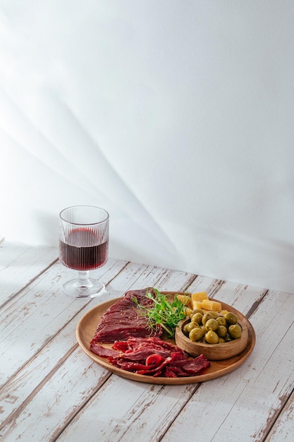 Carne seca con especias Vino tinto en un vaso