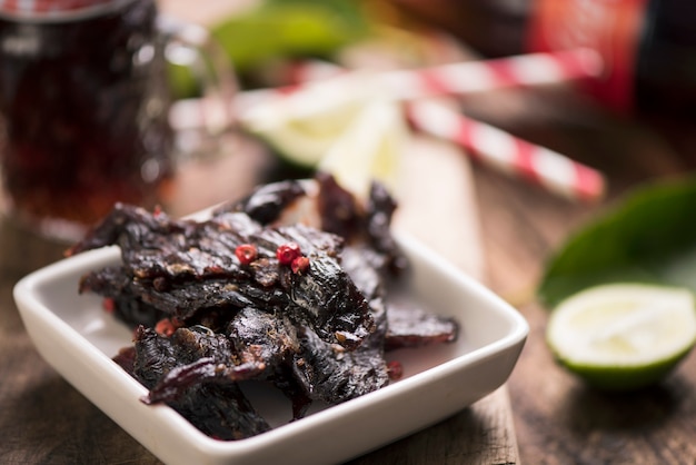 Carne seca sobre fondo de madera