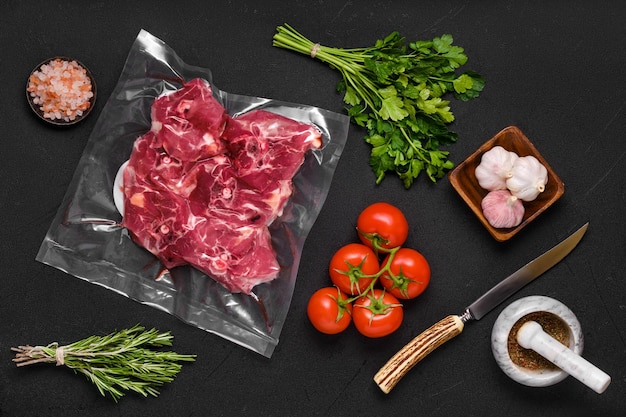 Carne selada a vácuo com ingredientes