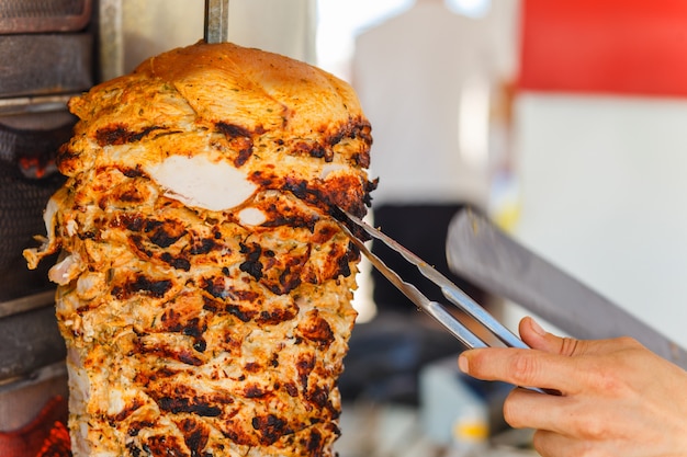 Foto carne shawarma sendo cortada