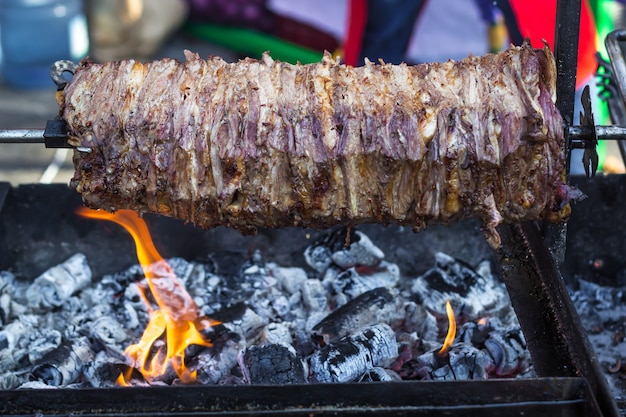 Carne para shawarma sobre asador.