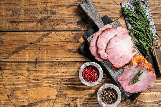 Carne de solomillo de cerdo ahumado frío con hierbas en tablero rústico Fondo de madera Vista superior Espacio de copia