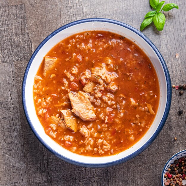 carne de sopa de tomate rojo kharcho, bocadillo de comida de arroz en la mesa espacio de copia fondo de comida