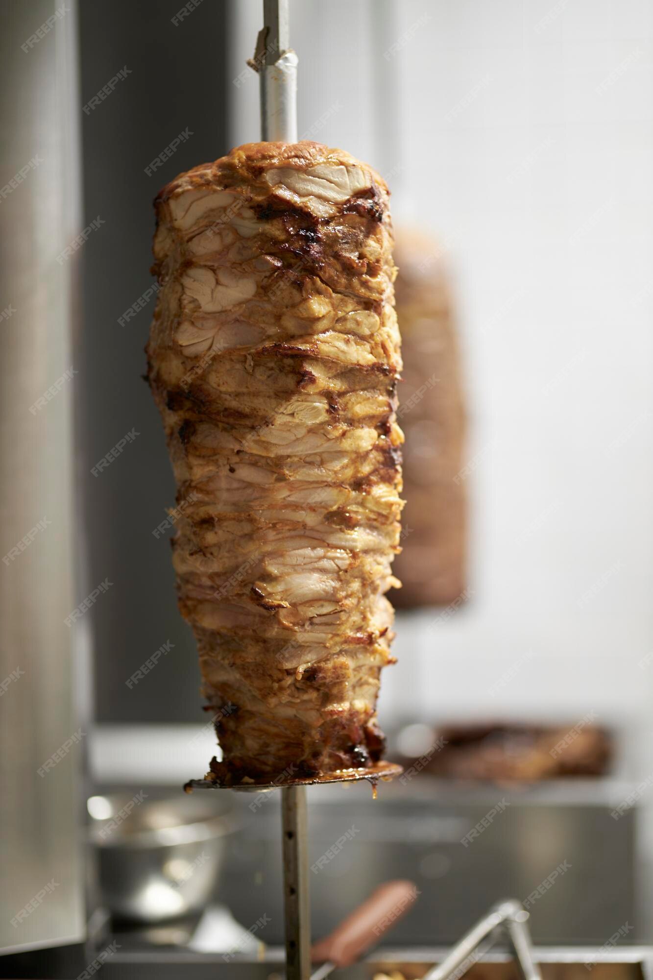 Café shawarma de rua com espetos de frango e carne