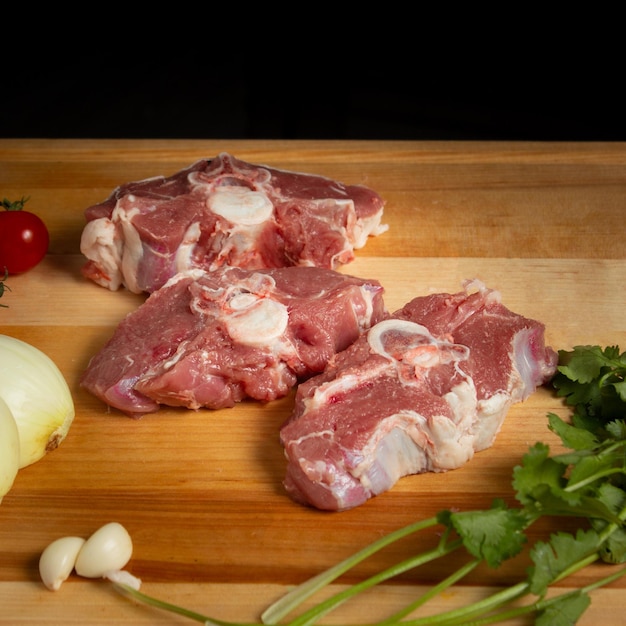 Carne en una tabla de cortar con fondo negro