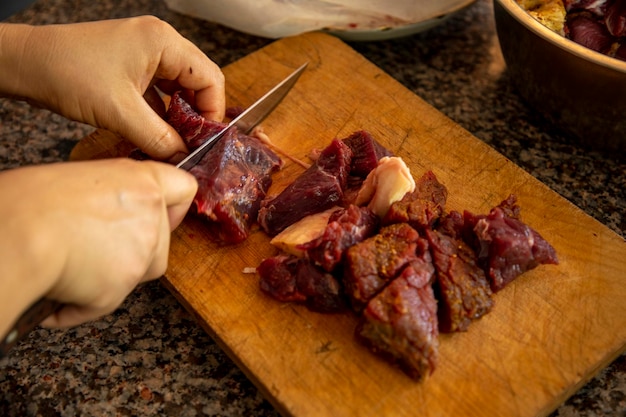 una carne en la tabla de cortar