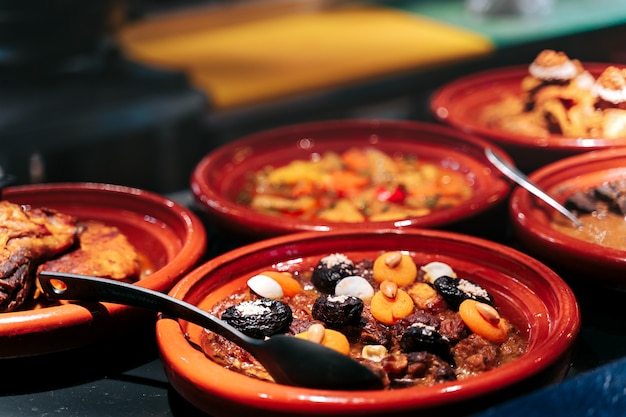 Foto la carne tajine es un plato marroquí en salsa con frutas secas como ciruelas pasas, albaricoque y coberturas con almendras.
