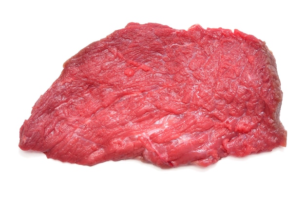 Foto carne de ternera fresca aislada sobre un fondo blanco filete de ternera crudo vista superior endecha plana