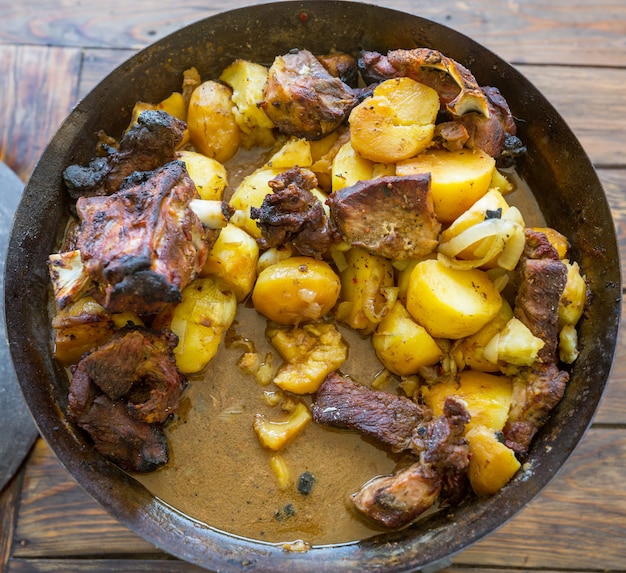 Carne de ternera guisada con patatas en madera