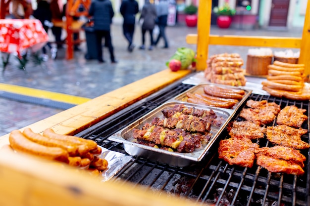 Carne tradicional em fumaça no mercado de Natal em Wroclaw, Polônia