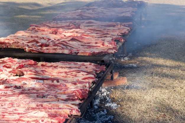 Carne tradicional grelhada na grelha no campo argentino