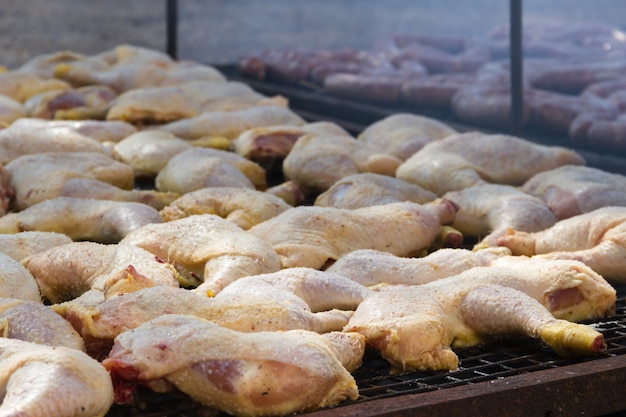 Carne tradicional grelhada na grelha no campo argentino