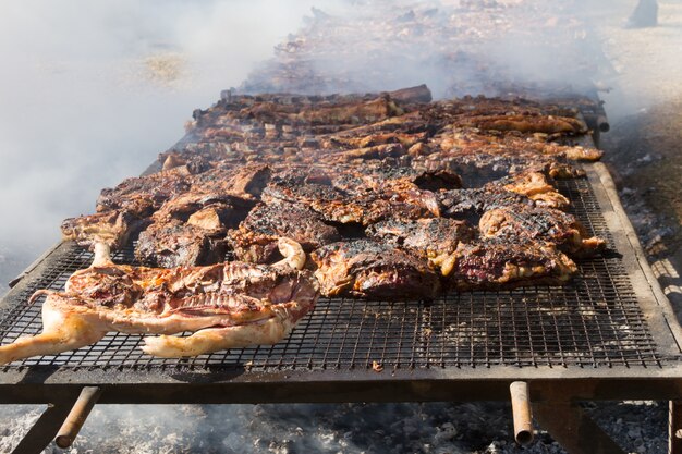 Carne tradicional grelhada na grelha no campo argentino