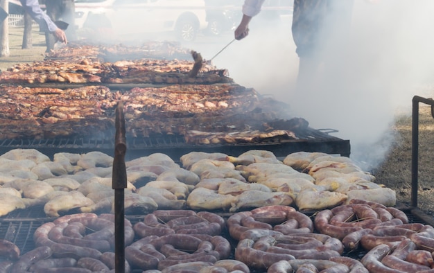 Carne tradicional a la parrilla en el campo argentino