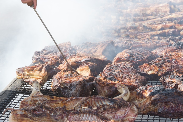 Carne tradicional a la parrilla en el campo argentino