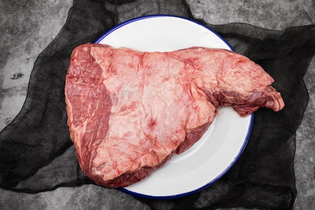 Foto carne de vacuno con adobo y pimienta negra en plato