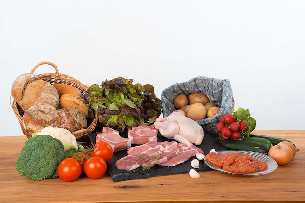 Carne y verduras crudas frescas en una mesa