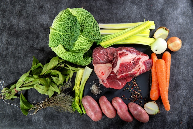 Carne y verduras para la preparación de pote francés feu