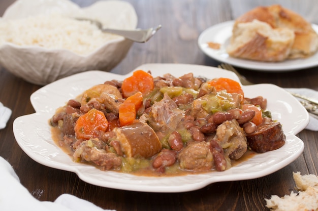 Carne con verduras y salchichas en plato