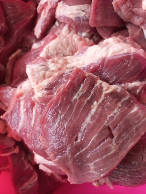 Carne vermelha em recipiente rosa