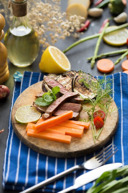 Carne vermelha grelhada carne fatiada com limão e cenoura