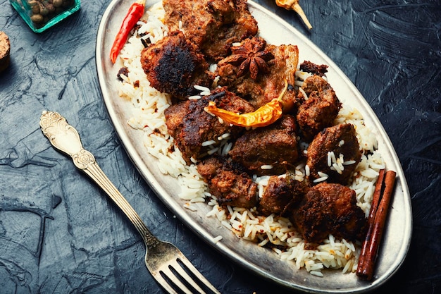 Carne de vindaloo picante con arroz Cerdo cocinado en salsa de ajo picante