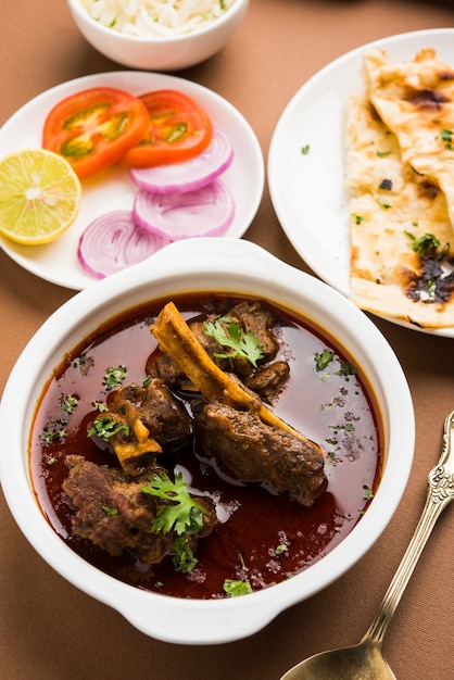 Carneiro OU Gosht Masala OU rogan josh de cordeiro indiano com algum tempero, servido com Naan ou Roti, foco seletivo