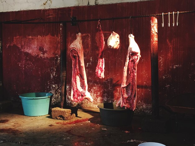 Carnes colgando en la carnicería