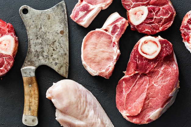 Carnes diferentes carne de porco frango filé carne açougueiro faca vista superior preta