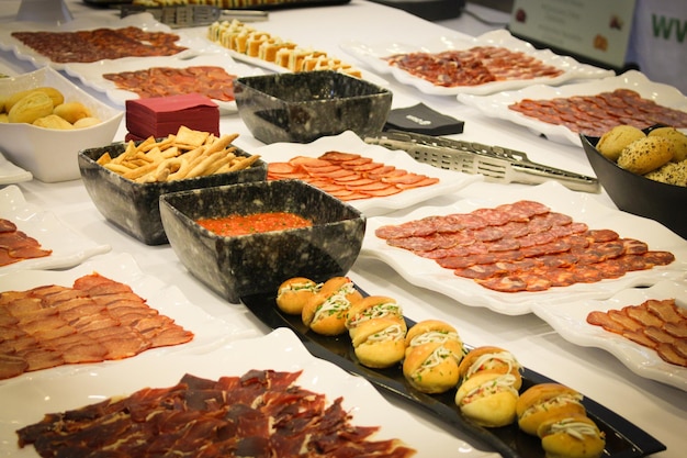 Foto carnes dispuestas en platos sobre la mesa